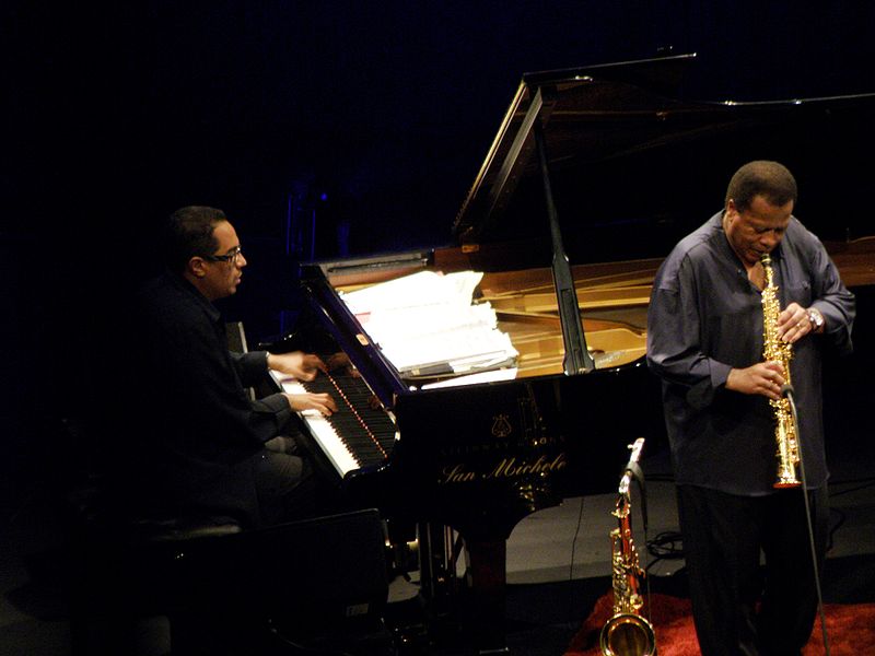 Nota. Danilo Pérez (piano) y Wayne Shorter (saxofón), en concierto con el Cuarteto Wayne Shorter en el Teatro Arcimboldi, Milán, el 28 de Junio de 2010. [Fotografía], por Mattia Luigi Nappi, CC BY 3.0